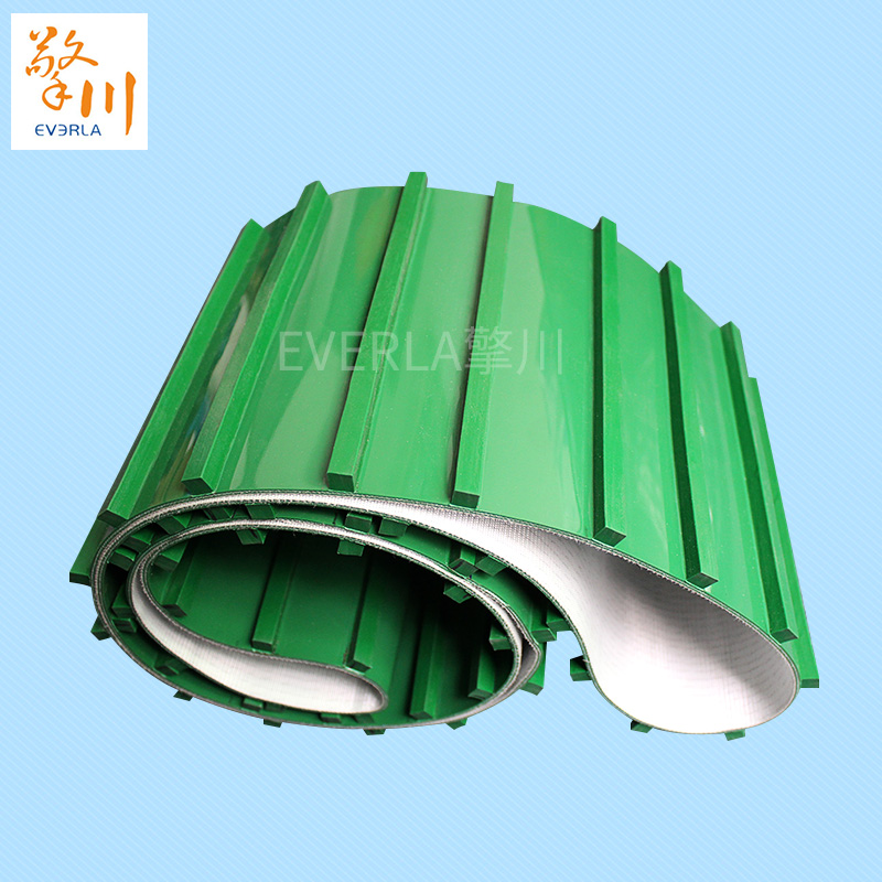 綠色PVC<a href='http://www.ontimecarpet.com/shusongdai/' target='_blank'><u>輸送帶</u></a>表面加長擋塊條的主圖